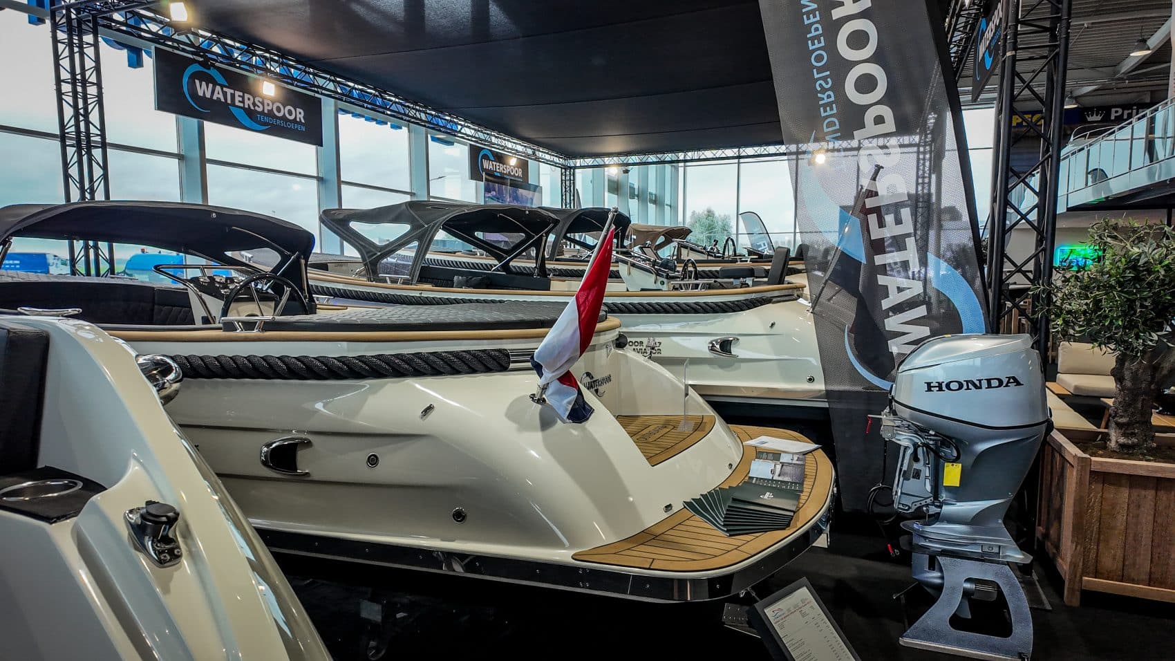 De botenshowroom van Prins Watersport in Nijkerk
