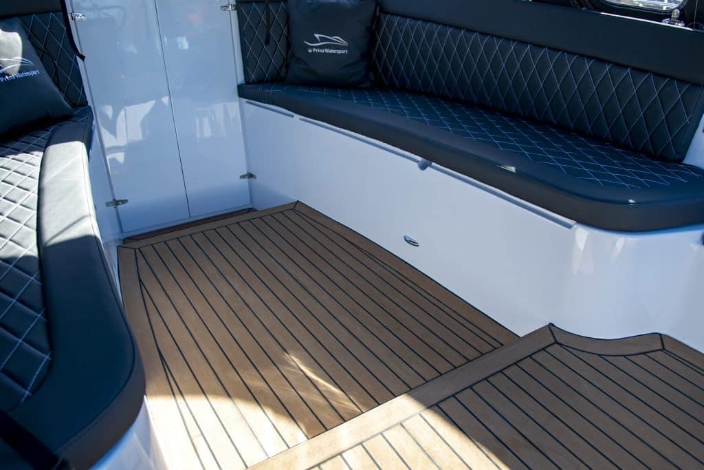Indeling en afwerking van de Waterspoor 717 Outboard
